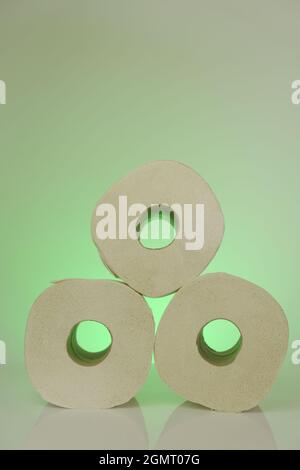 Rollos de papel higiénico .Organic eco bio rollos de papel higiénico sobre fondo verde claro.Higiene y limpieza Foto de stock