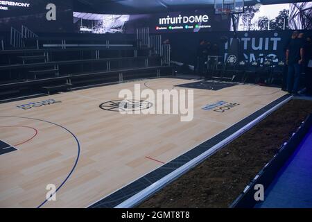 Vue d'ensemble générale du terrain de basket-ball qui a joué un rôle de  scène lors d'une cérémonie révolutionnaire pour la nouvelle maison des Los  Angeles Clippers, Intu Photo Stock - Alamy