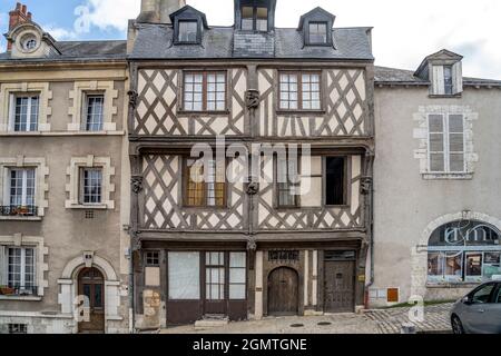 Fachwerkhaus Maison de l'acróbatas in der historischen Altstadt von Blois, Frankreich | Edificio de entramado de madera Maison de l'acrócate en el histórico Foto de stock