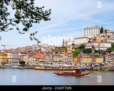 Porto, Portugal - 10 Abril 2017 Porto es la segunda ciudad de Portugal después de Lisboa. Situado en el estuario del río Duero en el norte de Portugal, es Foto de stock
