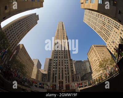 Nueva York, EE.UU. - 11 de abril de 2013; no hay personas a la vista. El Rockefeller Center, una pieza icónica de la grandiosa arquitectura de Nueva York, es un gran complejo de comunicaciones