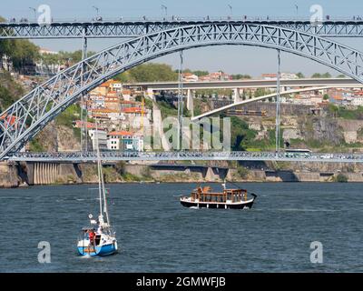 Oporto es la segunda ciudad de Portugal después de Lisboa. Situado en el estuario del río Duero, en el norte de Portugal, es uno de los más antiguos poblados Foto de stock