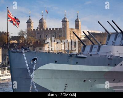 HMS Belfast fue un crucero ligero de la Royal Navy que vio servicio activo en la Guerra Mundial de 2. Ahora se ha convertido en un barco museo y atracción turística, permanente Foto de stock