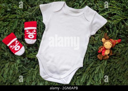 Primer plano blanco bebé pelele blanco con y decoración de Navidad Fotografía de stock - Alamy