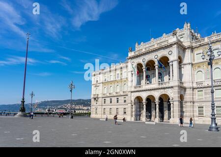 11.08.2021: Trieste, Italia: Plaza Unidad de Italia con gente caminando Foto de stock
