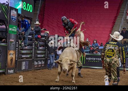 NEWARK, NJ - 19 DE SEPTIEMBRE: Silvano Alves monta un boom de azúcar  durante los Professional Bull Riders 2021 Unleash the Beast event en  Prudential Center o Fotografía de stock - Alamy