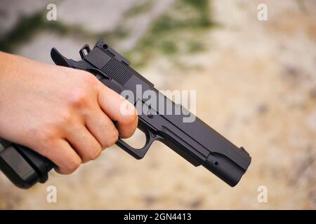 Pistola de aire suave negra realista en mano personal. Primer plano  Fotografía de stock - Alamy