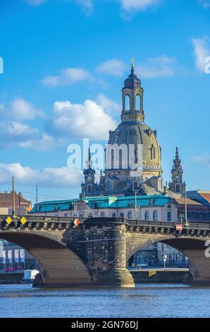 Dresde, Sajonia, Alemania: Puente Augustus con la iglesia Frauenkirche en el fondo.