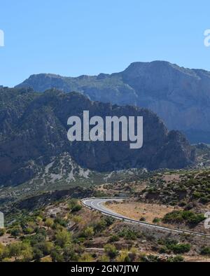 Camino vacío Montaña en el Rif entre Oued Laou y Chefchaouen Marruecos Foto de stock