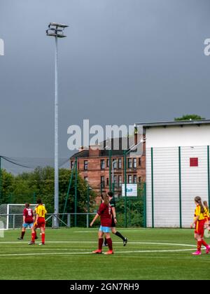 Glasgow, Escocia, Reino Unido. 22nd de agosto de 2021: Nubes fuertes de lluvia sobre un juego de fútbol.