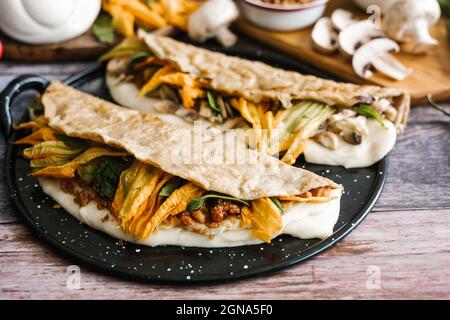 Quesadillas de chicharrón y champiñones con azahar, plato típico de México  Fotografía de stock - Alamy