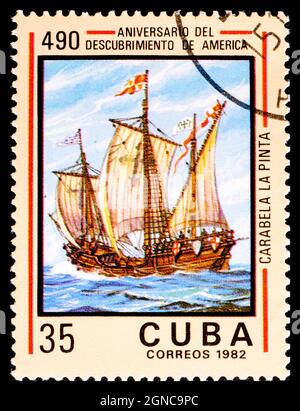 CUBA - CIRCA 1982: Un sello impreso en Cuba muestra una carabela de imagen de la serie El Descubrimiento del Aniversario de América Foto de stock
