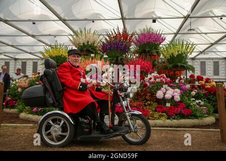 Londres, Reino Unido. 20th de Sep de 2021. Un Pensionador de Chelsea visto en una moto frente a una exhibición floral durante el Chelsea Flower Show celebrado por la Royal Horticultural Society en los terrenos del Royal Hospital Chelsea. (Foto de Steve Taylor/SOPA Images/Sipa USA) Crédito: SIPA USA/Alamy Live News Foto de stock