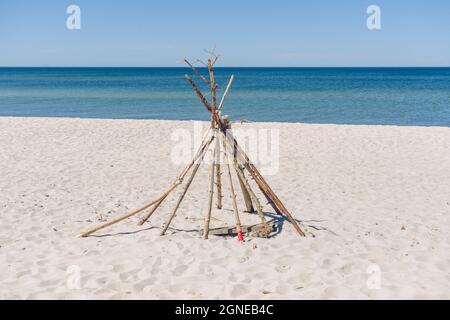 Construido en palos de madera que parecen fogatas con un vasto mar Báltico sobre fondo y una playa de arena blanca Foto de stock