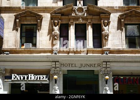 Detalle de las señales de Envy Hotel y Hotel Junker, E Fayette St, Baltimore, Maryland, Estados Unidos Foto de stock