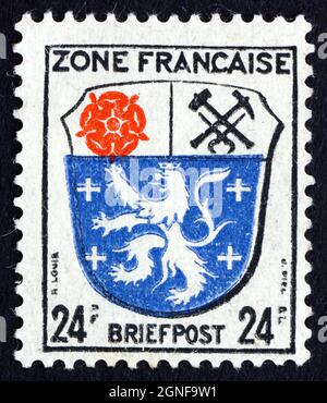 ALEMANIA - ALREDEDOR de 1946: Un sello impreso en la Zona Francaise, Alemania muestra escudo de armas de Sarre, alrededor de 1946 Foto de stock