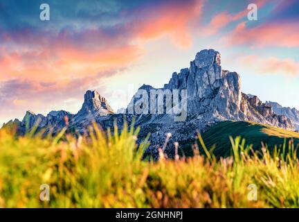 Romántica vista matutina del pico Ra Gusela, grupo Averau - Nuvolau de Passo di Giau. Maravilloso amanecer de verano en los Alpes Dolomitas, Cortina d'Ampezzo locat Foto de stock