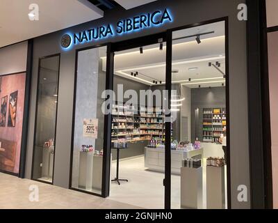 Serbia, Belgrado - 25 de septiembre de 2021: La tienda Natura Siberica  opera en el centro comercial Gallery Belgrade Fotografía de stock - Alamy