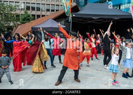 Londres, Reino Unido. 26th de Sep de 2021. Gente que participa en Mela en la ciudad, una celebración de la cultura bengalí en la plaza Aldgate en la ciudad de Londres. Crédito: Stephen Chung/Alamy Live News