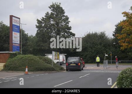 Maidstone, Kent Reino Unido. Domingo 26th septiembre 2021 Crisis de combustible colas locas en Tesco grove verde Maidstone Kent Crédito: Glamourstock/Alamy Live News Foto de stock