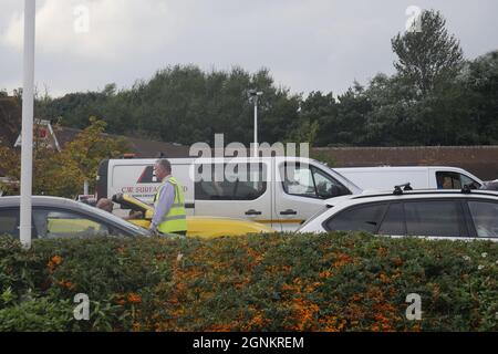 Maidstone, Kent Reino Unido. Domingo 26th septiembre 2021 Crisis de combustible colas locas en Tesco grove verde Maidstone Kent Crédito: Glamourstock/Alamy Live News Foto de stock
