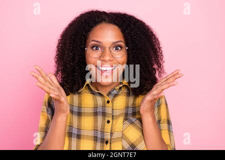 Foto De La Adorable Dama De Piel Oscura Ondulada Impresionada Usar Alfiler Conjunto Sonriente