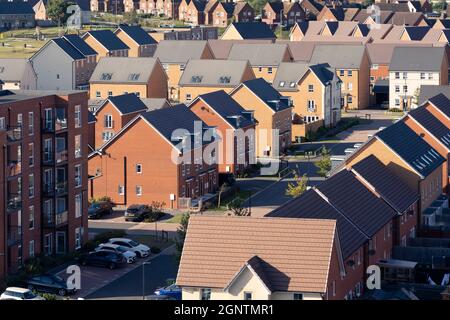 Vista aérea de casas adosadas y bloques de pisos en la finca Chapel Gate en Basingstoke, Reino Unido. Concepto: Alquiler, mercado de alquiler, mercado inmobiliario Foto de stock