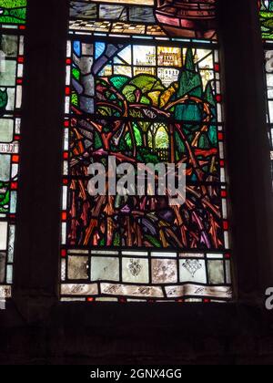 Detalle de las vidrieras de la ventana Memorial Turnbull, San Oswalds iglesia, Ashbourne, Derbyshire, Reino Unido; desde 1905 por el artista Christopher Whall
