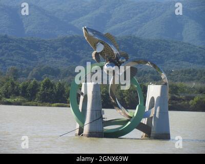 Chuncheon, Corea del Sur- 19 de septiembre de 2020: La estatua de los peces en medio del río Soyanggang o Soyang con cielo azul