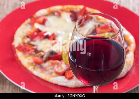 primer plano de vino tinto con una pizza Foto de stock