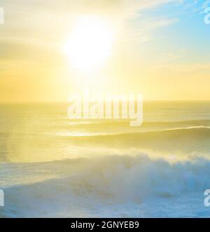 Puesta de sol sobre el océano Atlántico. Nazare, Portugal Foto de stock