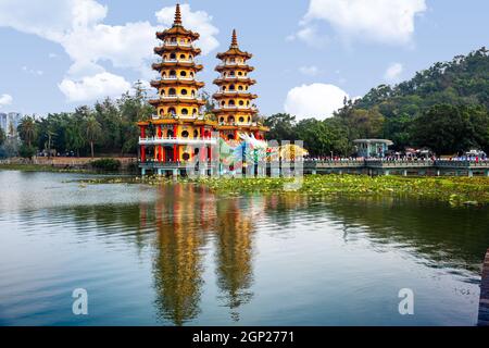 Kaohsiung, el dragón del estanque del loto de Taiwán y pagodas del tigre en el día. Foto de stock