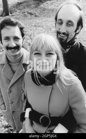 Grupo folklórico Peter, Paul y Mary, (desde la izquierda: Paul Yarrow, Mary Travers, Noel Paul Stookey), Los Angeles, CA, 8 de febrero de 1968