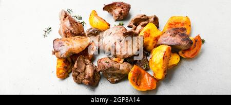 Delicioso hígado frito con trozos de membrillo en un plato Foto de stock