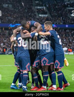 PARÍS, FRANCIA - 28 DE SEPTIEMBRE: Lionel Messi de París Saint-Germain celebra su gol de 1st con Presnel Kimpembe, Marquinhos, Kylian Mbappé y Neymar Foto de stock
