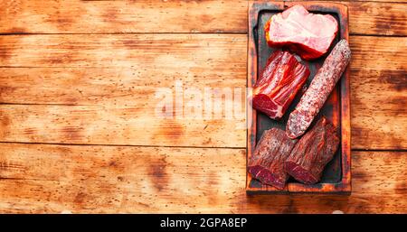 Plato de carne española.carne curada y salchichas en tabla de cortar.espacio para texto Foto de stock