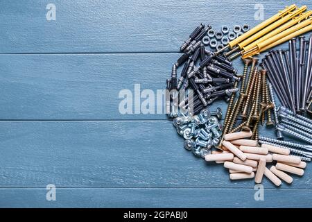 Montones de espigas, tornillos de madera, clavos y esquinas de muebles  sobre fondo de madera Fotografía de stock - Alamy