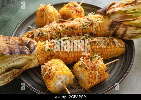 Plato con el delicioso maíz Elote Mexican Street sobre la mesa Fotografía  de stock - Alamy