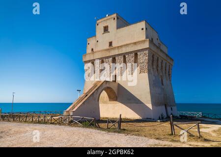 Torre Mileto castillo cerca de San Nicandro Garganico, Apulia, Italia