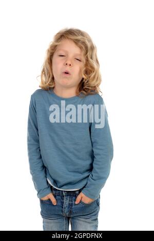 Sueño letárgico pequeña niña de 6 años en la zona de moda ropa casual de  pie con los hombros caídos y ojos cerrados aislados sobre blanco Fotografía  de stock - Alamy