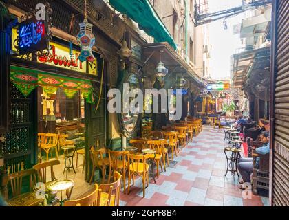 El Cairo, Egipto - 25 2021 de septiembre: Antiguo famoso café, El Fishawi, situado en la histórica era de Mamluk Khan al-Khalili famoso bazar y souq