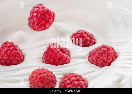 Frambuesas frescas en el yogur o la crema. Vista superior. Foto de stock
