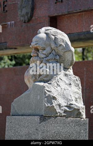Busto de Karl Heinrich Marx exhibido en el Centro Internacional de Exposiciones en Chisinau Foto de stock