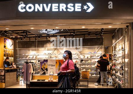 lavandería revisión Leer Hong Kong, China. 23rd de agosto de 2021. Un comprador pasa por la tienda  Converse de la marca estadounidense de zapatillas que se ve en Hong Kong.  (Foto de Budrul Chukrut/SOPA Images/Sipa