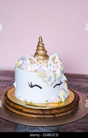 Una hermosa y luminosa torta blanca y colorida decorada en forma de Fantasy  Unicorn Fotografía de stock - Alamy