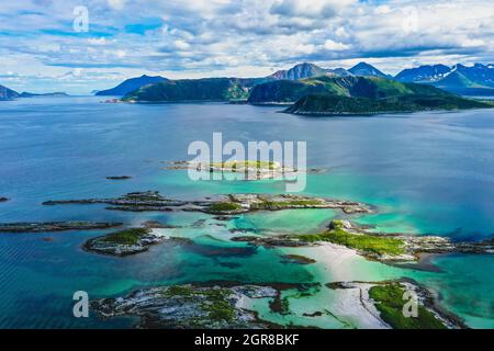 Vista aérea del Océano Turquoise, Playas, Islas y Montañas en el norte de Noruega