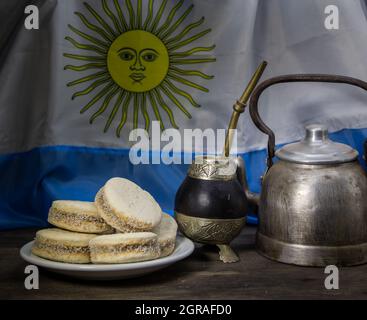 Yerba Mate y Turquía con Alfajores de maicena y Dulce De Leche. Tradición argentina