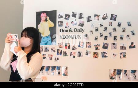  Txt miembro Yeonjun cumpleaños,   de septiembre de     Un café adornado con fotos del grupo de niños K-pop Tomorrow X Together (TXT) miembro Yeonjun es visto durante un evento celebrando