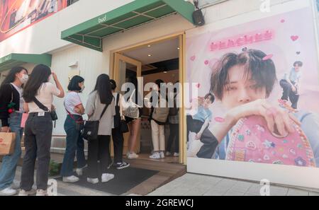  Txt miembro Yeonjun cumpleaños,   de septiembre de     Los aficionados entran en un café adornado con fotos del grupo de niños K-pop Tomorrow X Together (TXT) miembro Yeonjun durante un
