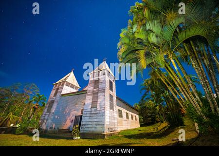 Francia, Guayana Francesa, Saül, Parc Amazonien de Guyane, Iglesia Saint-Antoine-de-Padoue bajo el cielo estrellado Foto de stock